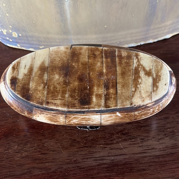 Ivory covered wood oval artesanal box - Picture 3 of 6